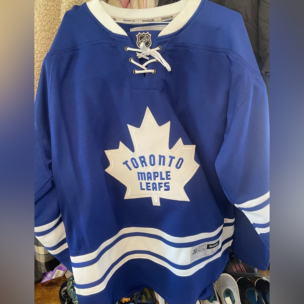 Brand new leaf jersey